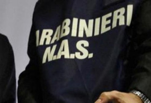 I carabinieri del Nas sequestrano 100 litri di essenze in una ...